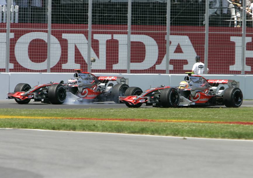 2007, lotta feroce alla McLaren fra Alonso (qui a ruote fumenti) e Hamilton. Afp